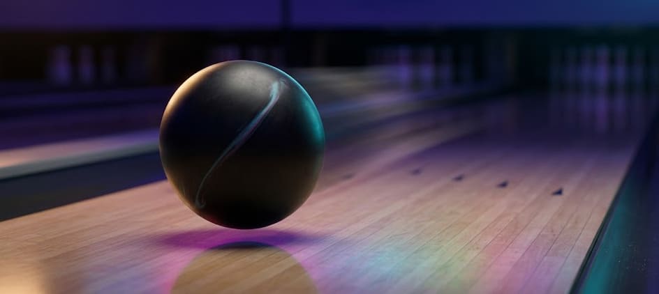 Boule asymétrique MOTIV haute performance en motion blur sur lane huilée — vue rasante cinematic low-key — review Le 300 2026