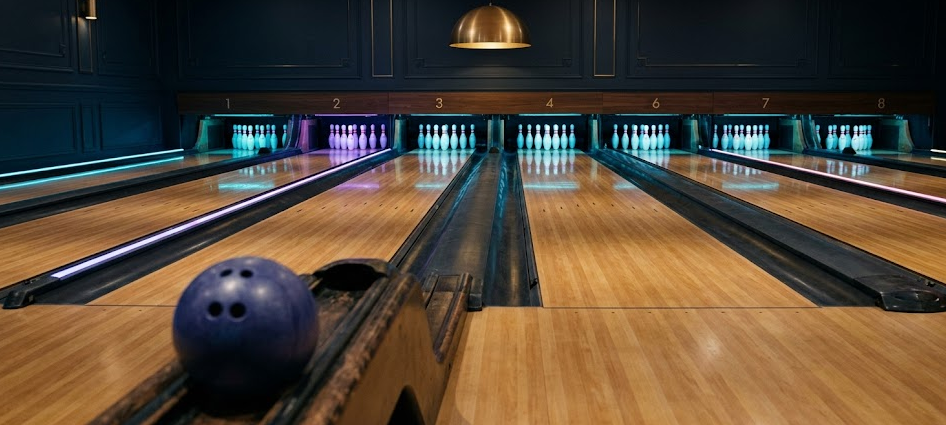 Ambiance éditoriale d'un bowling parisien : pistes éclairées et signature visuelle de la capitale