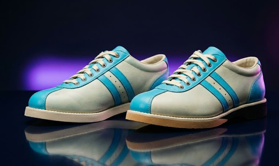 Paire de chaussures de bowling premium cuir vintage avec touches cyan — Le 300