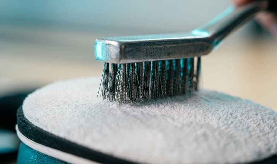 Brosse de semelle passée sur la microfibre d'une chaussure de bowling après partie