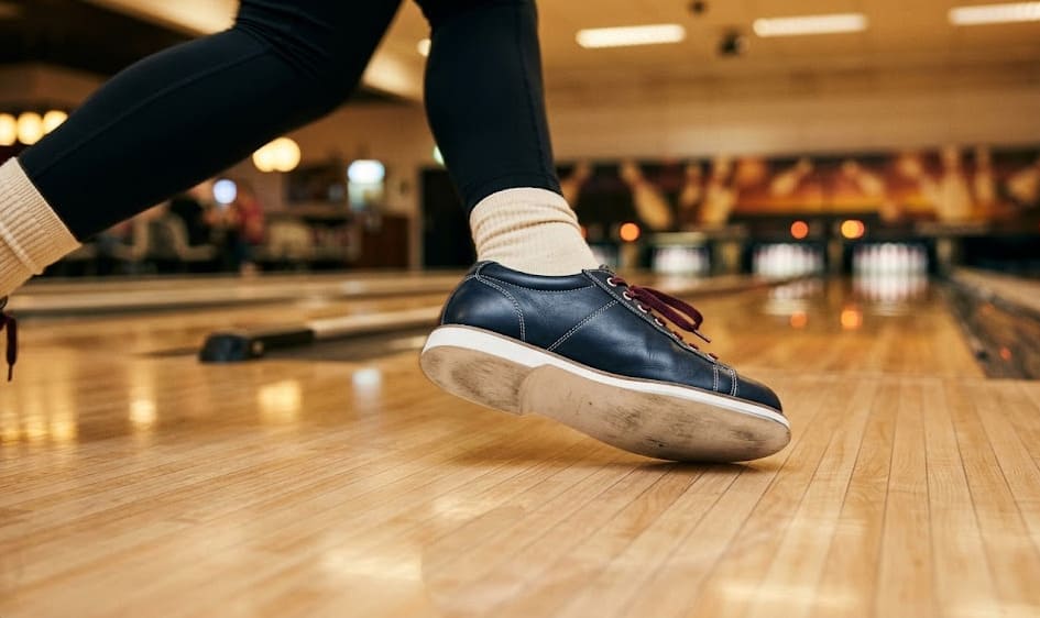 Chaussure de bowling pro en approche piste avec slide-sole apparente