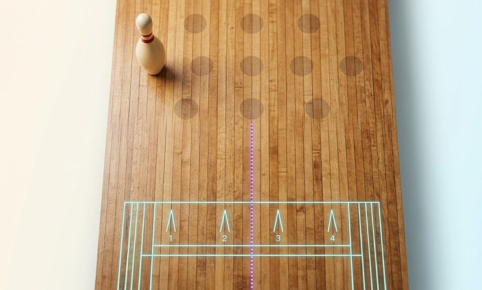 Vue zénithale d'un pin deck de bowling avec la quille n°7 isolée, les lattes 1 à 4 annotées en cyan néon et la ligne virtuelle boule-flèche-quille en dégradé violet