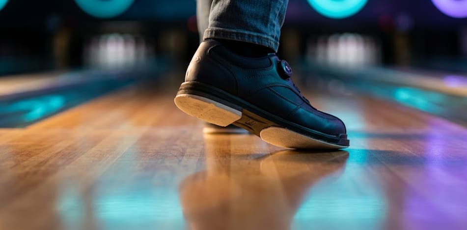 Chaussure Dexter en glisse contrôlée pendant la phase de slide d'un bowleur droitier