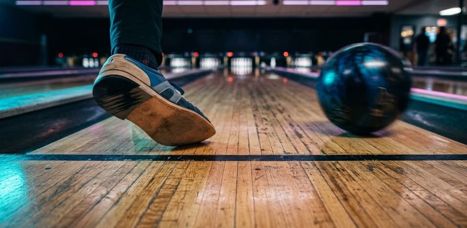 Vue rasante de l'approche d'un bowling au moment du lâcher