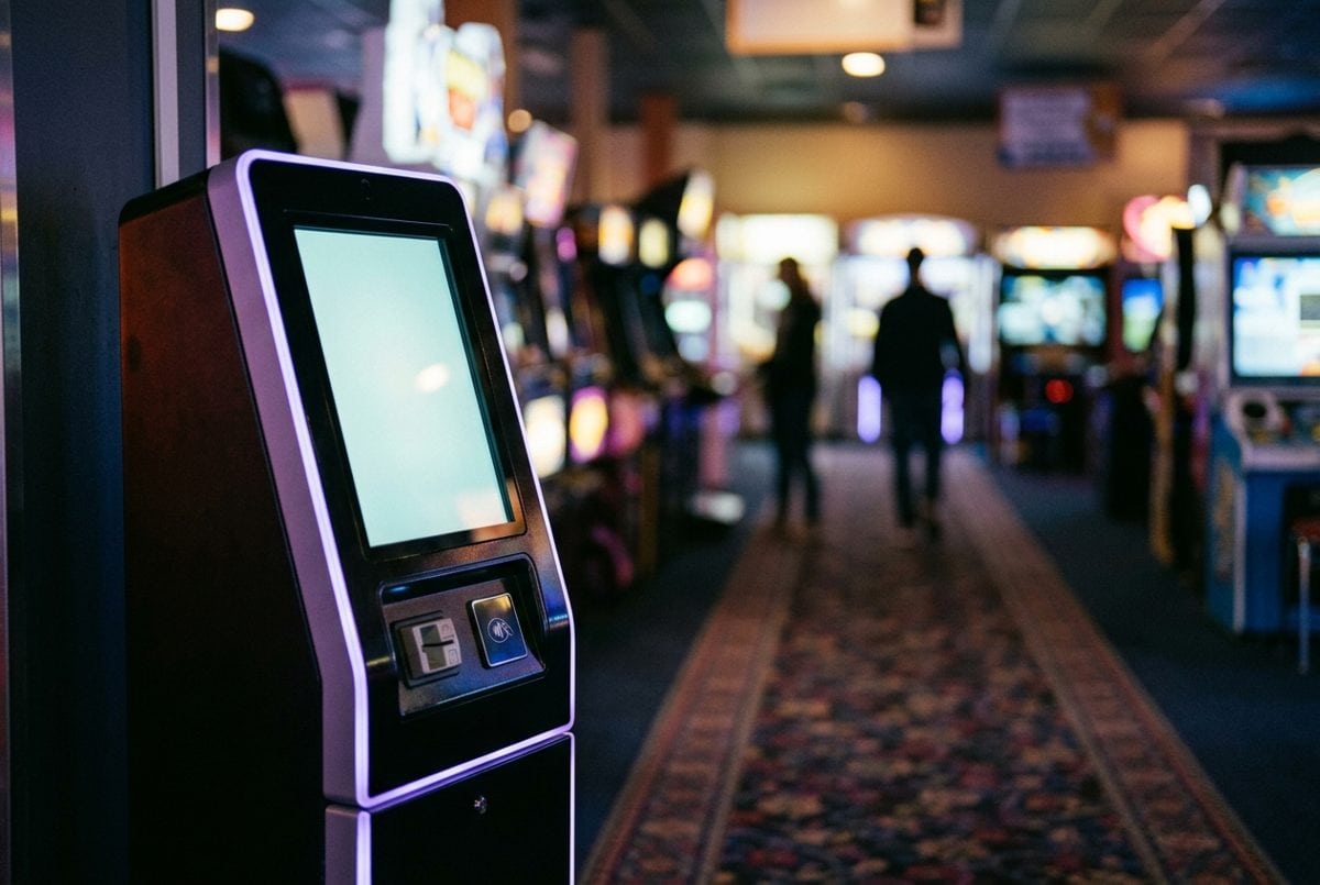 Borne de rechargement de carte de jeu isolée dans l'allée d'une salle de jeux
